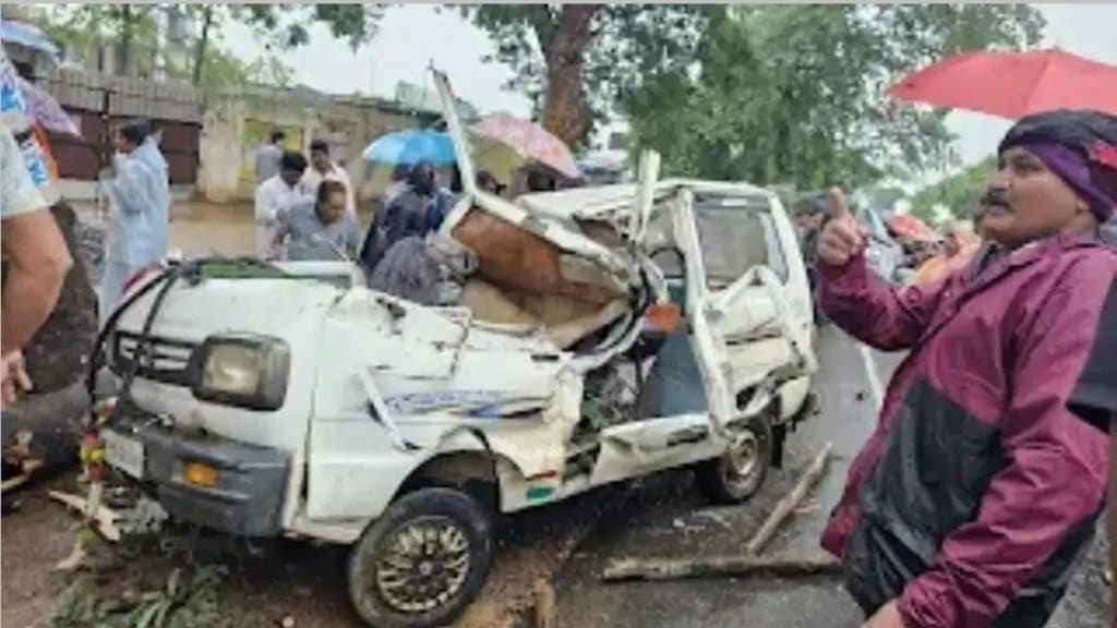 gondia accident tree loksatta news