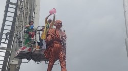 पुण्यात एका तरुणाकडून महात्मा गांधी यांच्या पुतळ्याची विटंबना, काँग्रेसकडून पुतळ्याला दुग्धभिषेक