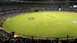 वानखेडे स्टेडियममधून आयपीएल संघांच्या जर्सी चोरीला, सुरक्षा व्यवस्थापकाविरोधात गुन्हा दाखल