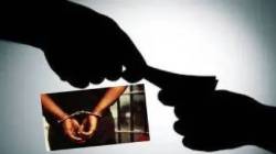 महापालिका स्वच्छता निरीक्षकाला लाच घेताना रंगेहाथ पकडले