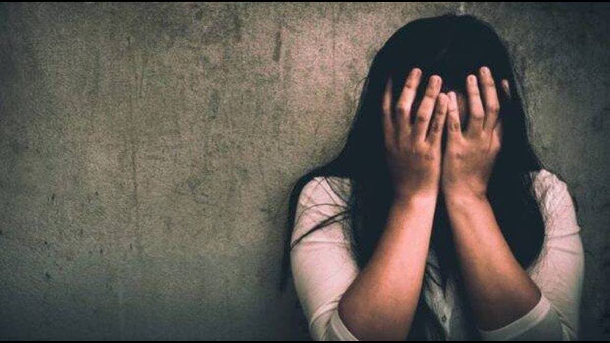 महिलेवर बलात्कार, दोन मुलींचा छळ