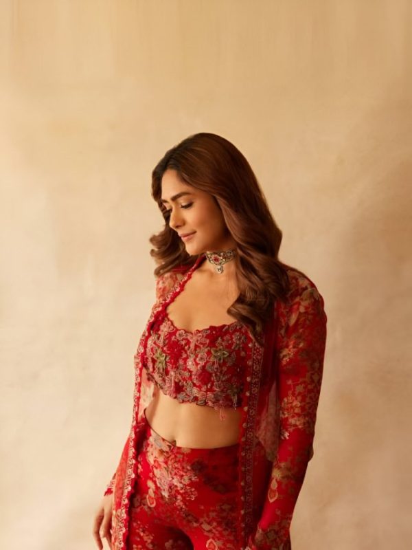 Mrunal thakur new look son of sardaar 2