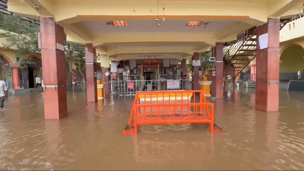 Krishna, Warna rivers flood; water in Audumbara Dutt temple