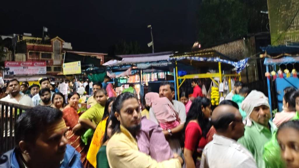heavy crowd of devotees in trimbakeshwar temple news in marathi