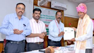 dhule farmer ramesh patil sets record with 75 quintals maize yield agricultural achievements