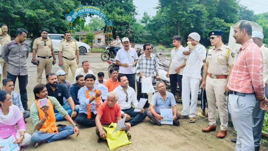 dhule residents protest over high electricity bills power supply disruption