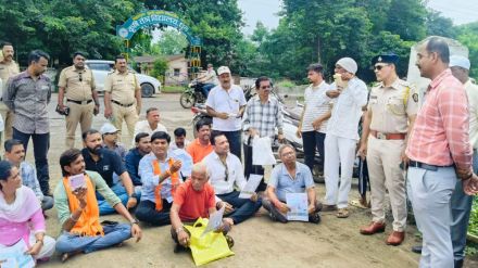 dhule residents protest over high electricity bills power supply disruption