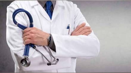 Vashi eye surgeon doctor son and father booked for negligence in performing eye surgeries