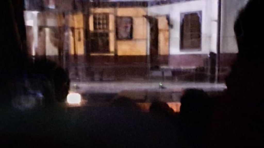 kalyan bharat Jadhav drama performance halted due to insects on stage at Acharya Atre Natya Mandir