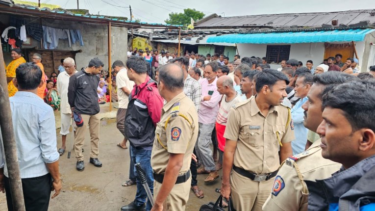 गावगाड्याचे राजकारण: संपूर्ण कुटुंबाला ठार करण्यासाठी घराभोवती सोडला वीज प्रवाह