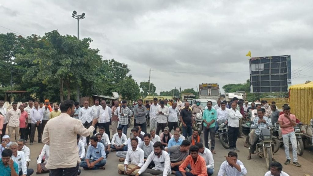 farmers road blocks in nashik demand loan waiver and satbara clearance