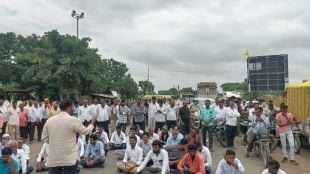 farmers road blocks in nashik demand loan waiver and satbara clearance