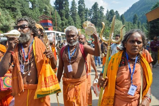 २ जुलै २०२५ रोजी अमरनाथ यात्रेसाठी निघालेल्या पहिल्या यात्रेकरूंचा गट अनंतनागमधील नुनवान बेस कॅम्पवर पोहोचला. यात्रेचा उत्साह आणि भक्तीचा माहोल पाहायला मिळाला. (प्रतिमा स्रोत: पीटीआय)
