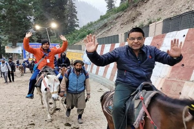 ३ जुलै २०२५ रोजी गंदरबल जिल्ह्यातील बालताल बेस कॅम्पमधून यात्रेकरूंचा पहिला गट अमरनाथ यात्रेसाठी रवाना झाला. भाविकांमध्ये भक्तिभाव आणि उत्साह दिसून आला. (प्रतिमा स्रोत: पीटीआय)