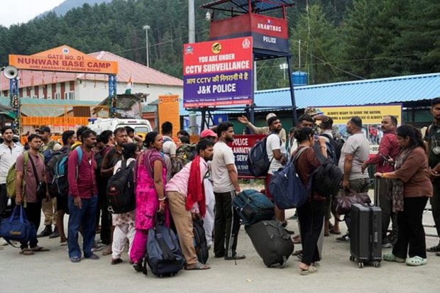 नुनवान बेस कॅम्पवर पहिला भाविकांचा गट पोहोचल्याने यात्रेला अधिकृत सुरुवात झाली आहे. परिसर भक्तिभावाने न्हालेला आहे. (प्रतिमा स्रोत: पीटीआय)