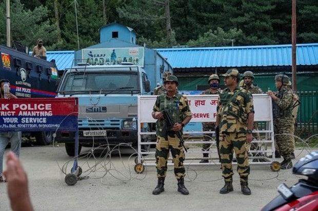 पहलगामजवळील नुनवान बेस कॅम्पवर यात्रेकरूंच्या आगमनावेळी सुरक्षा कर्मचारी सतर्कपणे पहारा देताना दिसले. भाविकांची सुरक्षितता ही सर्वोच्च प्राथमिकता ठेवली जात आहे. (प्रतिमा स्रोत: पीटीआय)
