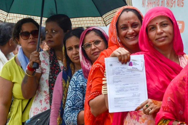 नोंदणीसाठी आलेले भाविक शांतपणे रांगेत उभे राहून आपली वेळ येण्याची प्रतीक्षा करत आहेत. व्यवस्थाही सुरळीतपणे सुरू आहे. (प्रतिमा स्रोत: आयएएनएस)