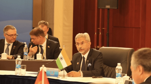 भारत अफगाणिस्तानला मदत करताना विकासावर लक्ष केंद्रित करतो. भारताने एससीओ सदस्य देशांनाही अफगाणिस्तानमध्ये शांतता आणि स्थिरतेसाठी मदतीचे आणि पुनर्बांधणीचे काम सुरू ठेवण्याचे आवाहन केले आहे.
