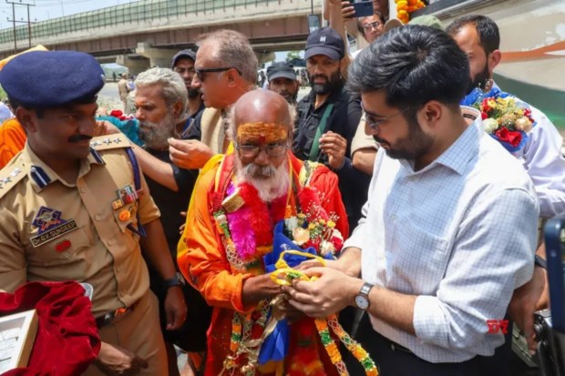 २ जुलै रोजी श्रीनगरच्या पंथा चौक बायपासवर अमरनाथ यात्रेच्या पहिल्या गटाचे जिल्हा प्रशासनाच्या वतीने स्वागत करण्यात आले. यात्रेकरूंचा उत्साह ओसंडून वाहत होता. (प्रतिमा स्रोत: आयएएनएस)