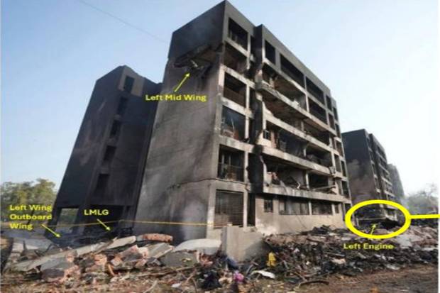 बिल्डिंग सी च्या वरच्या मजल्यांमध्ये डाव्या मुख्य लँडिंग गियरचा आणि डाव्या बाजूचा मधला भाग घुसला होता. (Photo: AAIB)