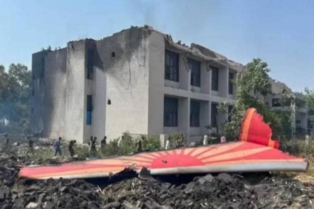 विमानाचे मागचे उभे स्टॅबिलायझर अपघाताच्या ठिकाणापासून २०० फूट अंतरावर आढळले. (Photo: AAIB)