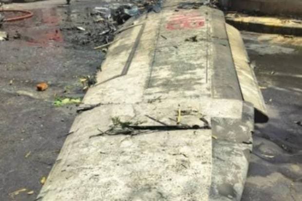 इमारती अ आणि इमारती ब मध्ये उजव्या पंखाचा काही भाग मोठ्या प्रमाणात उद्ध्वस्त झालेला आढळला. पहिल्या संपर्क बिंदूपासून ५०० फूट अंतरावर पंखाचा आउटबोर्ड भाग सापडला. (Photo: AAIB)