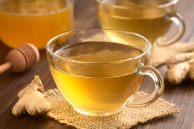आल्याचा चहा : आल्याचा एक कप गरम चहा पचनक्रिया सुधारण्यास मदत करेल आणि तुमच्या आतड्यांची हालचाल देखील नियमित करेल. (छायाचित्र स्रोत: कॅनव्हा)