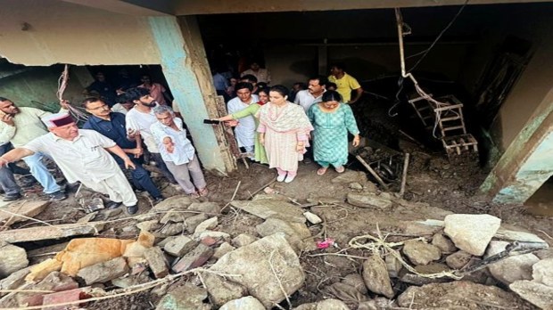 .भाजप खासदार कंगना राणौत रविवारी मंडीतील कारसोग येथे आपत्तीग्रस्त भागांना भेट देऊन नुकसानीचा आढावा घेतला. (@KanganaTeam X/ANI फोटो)