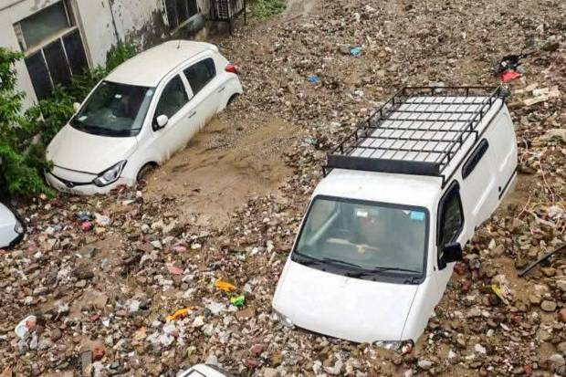 मंडी जिल्ह्यातील कारसोग येथे मंगळवारी झालेल्या ढगफुटीमुळे अचानक पूर आला आणि गाळ-मातीच्या ढिगाऱ्यात अनेक वाहने अडकली आहेत. (छायाचित्र स्रोत: पीटीआय)