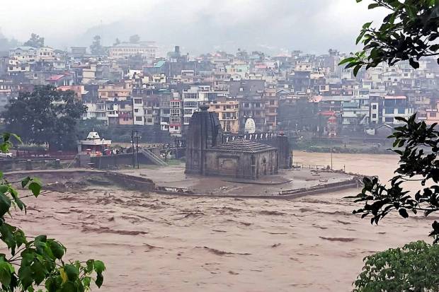 मंडी, सोलन, उना, शिमला, कांगडा यांसारख्या १० जिल्ह्यांमध्ये हवामान खात्याने जोरदार पावसाचा इशारा दिला आहे. पावसासोबत भूस्खलनाची शक्यताही वर्तवली गेली आहे. (छायाचित्र स्रोत: पीटीआय)