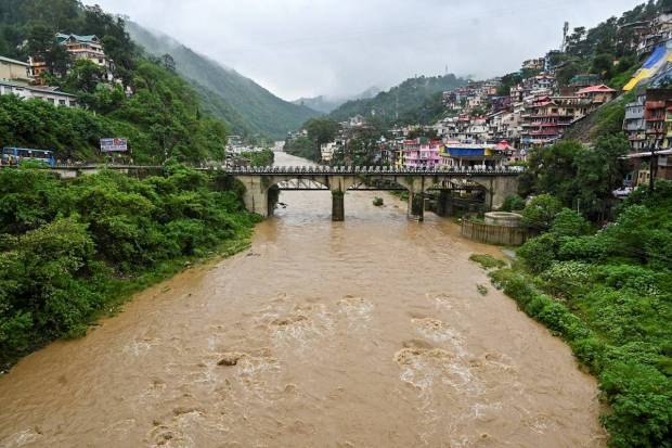 मंडी हा सर्वांत जास्त नुकसान झालेला जिल्हा आहे. नगर, मंडी व गोहर या परिसरात वीज तारा तुटल्यामुळे तेथे अंधाराचे संकट निर्माण झाले आहे. (छायाचित्र स्रोत: पीटीआय)