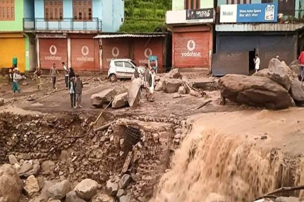 अधिकाऱ्यांनी नागरिकांना आवाहन केलं आहे की, अनावश्यक प्रवास टाळावा, विशेषतः डोंगराळ भागात. अधिकृत सूचनांकडे लक्ष देण्याचीही विनंती करण्यात आली आहे. (छायाचित्र स्रोत: पीटीआय)