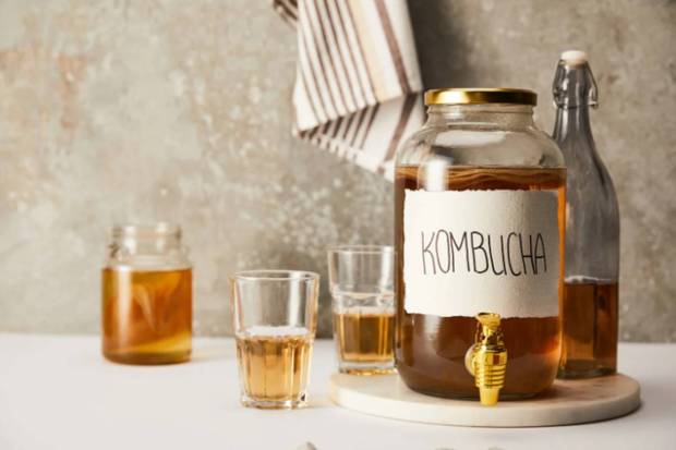 Kombucha : हा एक आंबवलेला चहा आहे. यात आतड्यांना निरोगी ठेवण्यास मदत करणारे अँटीऑक्सिडंट्स भरपूर प्रमाणात असतात. (फोटो स्रोत: कॅनव्हा)
