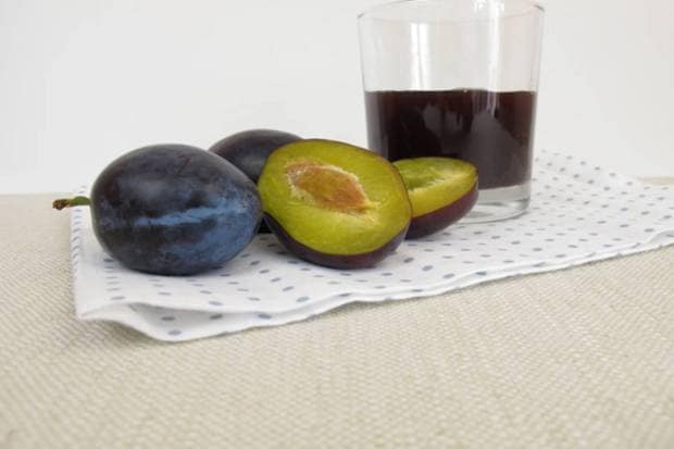 Prune juice : या ज्यूसमध्ये नैसर्गिकरित्या फायबर आणि सॉर्बिटॉल (एक प्रकारचा कार्बोहायड्रेट जो ग्लुको अल्कोहोल श्रेणीत येतो) जास्त असते. ते बद्धकोष्ठता दूर करण्यास मदत करते आणि पचन सुरळीत ठेवते. (छायाचित्र स्रोत: कॅनव्हा)