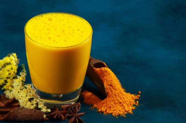 Turmeric Latte : कर्क्यूमिन (हळदीमध्ये असलेली नारंगी-पिवळ्या रंगाचे क्रिस्टल पावडर) जे आतड्यांमधील जळजळीशी लढण्यास मदत करते आणि नैसर्गिकरित्या पचनास मदत करते. (छायाचित्र स्रोत: कॅनव्हा)