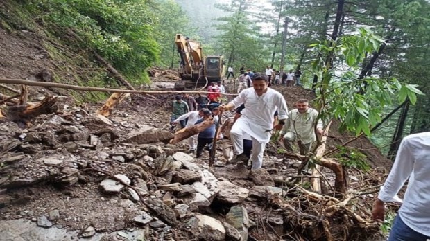 हिमाचल प्रदेशचे सार्वजनिक बांधकाम मंत्री विक्रमादित्य सिंह यांनी शनिवारी मंडी येथील ढगफुटीग्रस्त सेराज व्हॅलीला भेट दिली. (एएनआय फोटो)