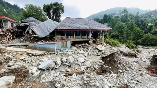 शनिवारी मंडीमध्ये ढगफुटीमुळे झालेल्या नुकसानग्रस्त इमारतीचे दृश्य. (एएनआय फोटो)