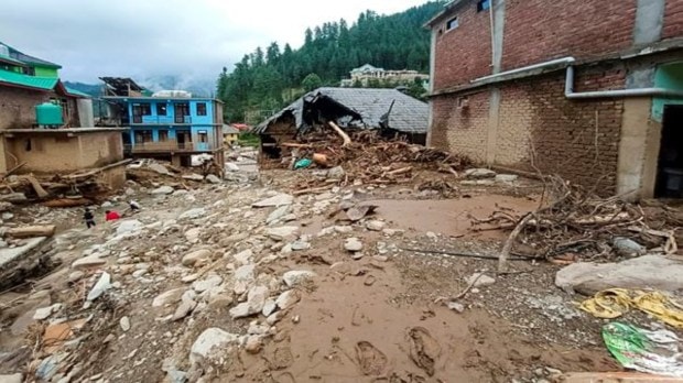 शनिवार, ५ जुलै २०२५ मंडी जिल्ह्यातील मुसळधार पावसामुळे निवासी भागातील इमारतींचे प्रचंड नुकसान झाल्याचे . (पीटीआय फोटो)