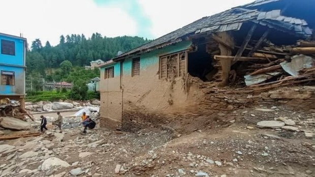 शनिवारी मंडी जिल्ह्यात अनेक ठिकाणी मुसळधार पाऊस झाला ज्यामुळे निवासी भागात अनेक घरे कोसळली. (पीटीआय फोटो)
