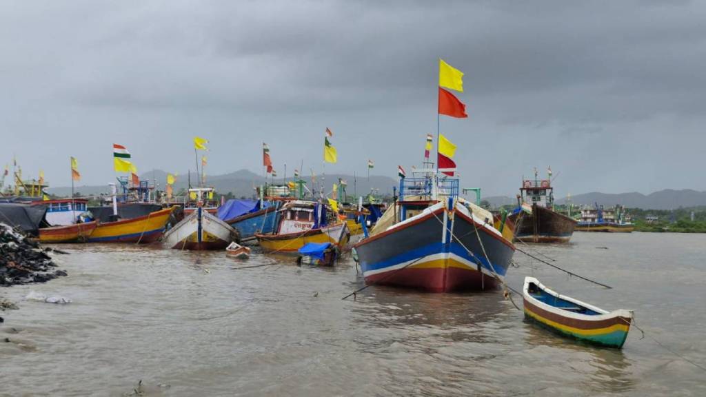 illegal fishing during ban period in Konkan