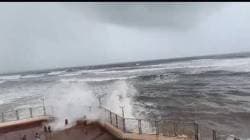 गणपतीपुळे येथे ‘श्री’ च्या दर्शनाला समुद्राच्या लाटा; समुद्राने रौद्र रुप धारण केल्याने लाटांची गणेश मंदीराच्या पाय-यां पर्यंत धडक