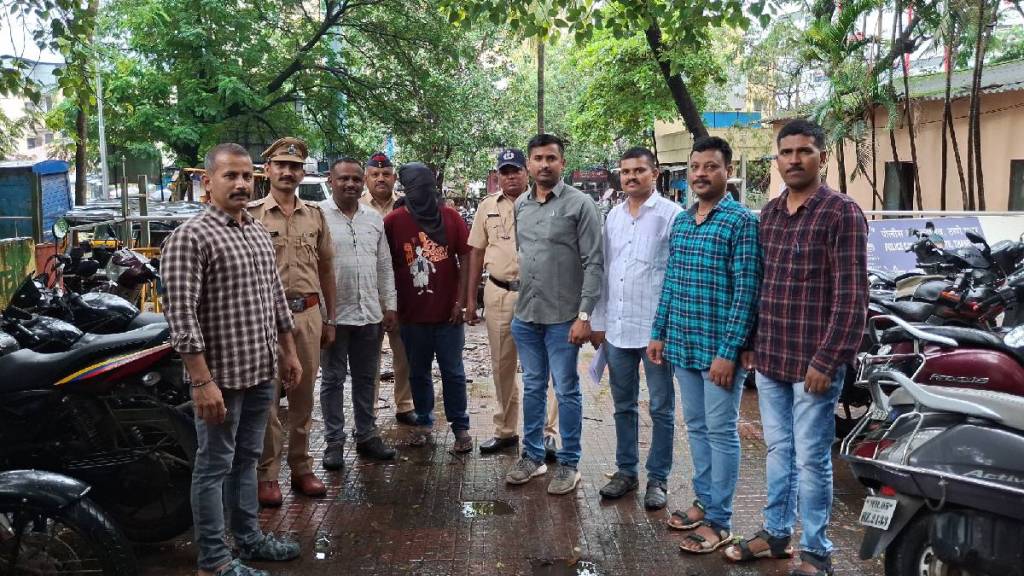 A hotel manager from Kalyan who was involved in a gold theft in Dombivli was arrested by the search team of Ramnagar Police