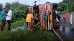 केमिकल बॅरलची वाहतूक करणारा आयशयर टेम्पो फूणगूस येथे उलटला