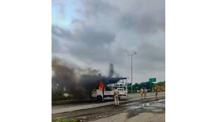 A protester on Amravati Marg set a hearse on fire causing Chaos