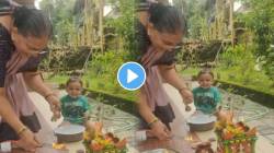 तुळशीची पूजा करणाऱ्या आजीला नातवाने ‘अशी’ दिली साथ; VIDEO पाहून तुम्हीही कौतुक कराल