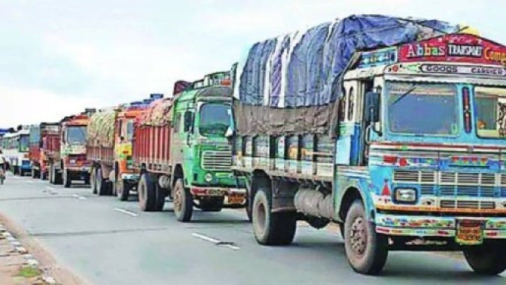 Loksatta Shaharbat Despite the ban on heavy vehicles on major roads in the pune indiscipline of heavy vehicle drivers pune print news