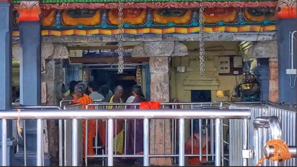जिथे भगवान शिव माता पार्वतीच्या मांडीवर झोपले आहेत; हे अनोखं मंदिर आहे कुठे?
