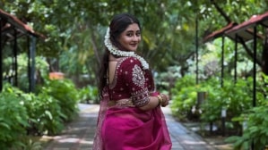 Photos: “गुलाबी साडी, नथ, गजरा”; रश्मी देसाईचा मराठमोळा लूक सोशल मीडियावर व्हायरल