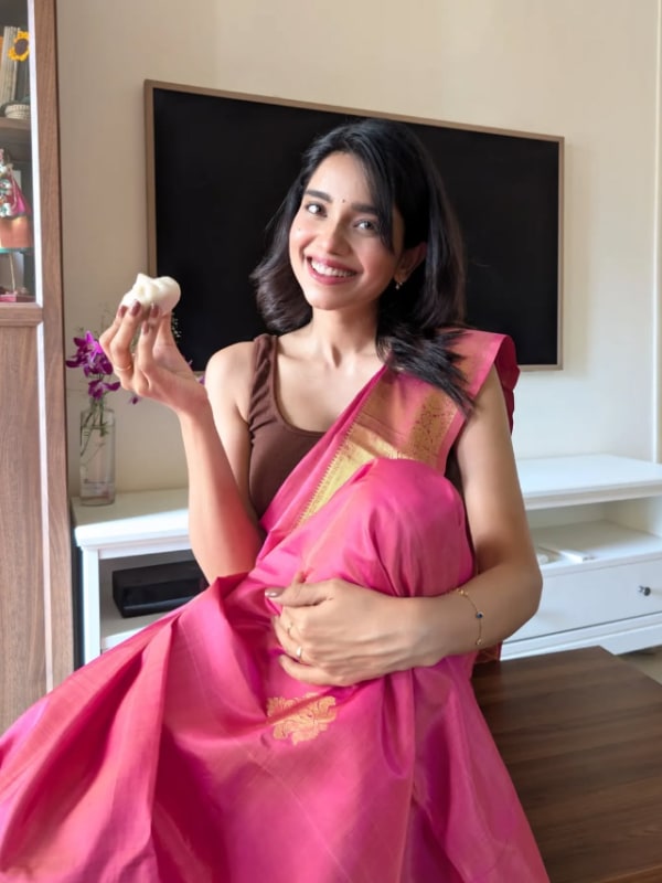 Marathi Actress Bhagyashree Limaye Sings ‘Aabhalavar Maya tuzi ’ and Wins Hearts