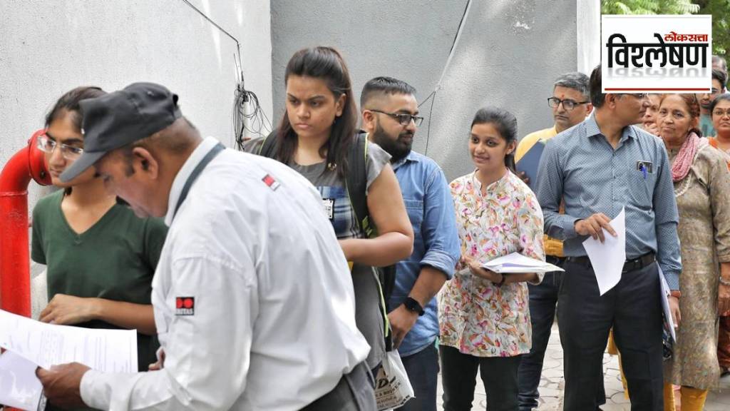 कॅनडाकडून विद्यार्थ्यांना दिल्या जाणाऱ्या पारपत्रांत घट झाल्यामुळे तज्ज्ञांनी या विषयावर चिंता व्यक्त केली आहे.